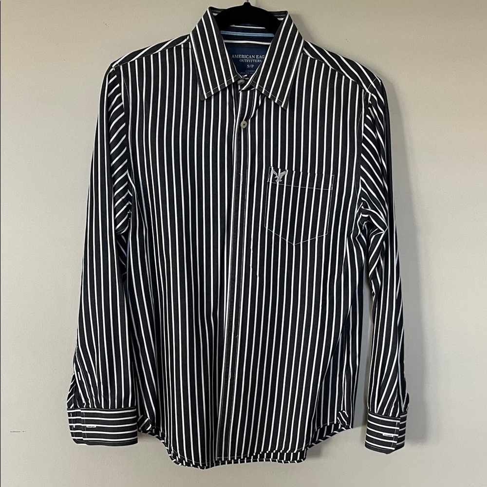 American Eagle Outfitters Men's Black and White Striped Shirt